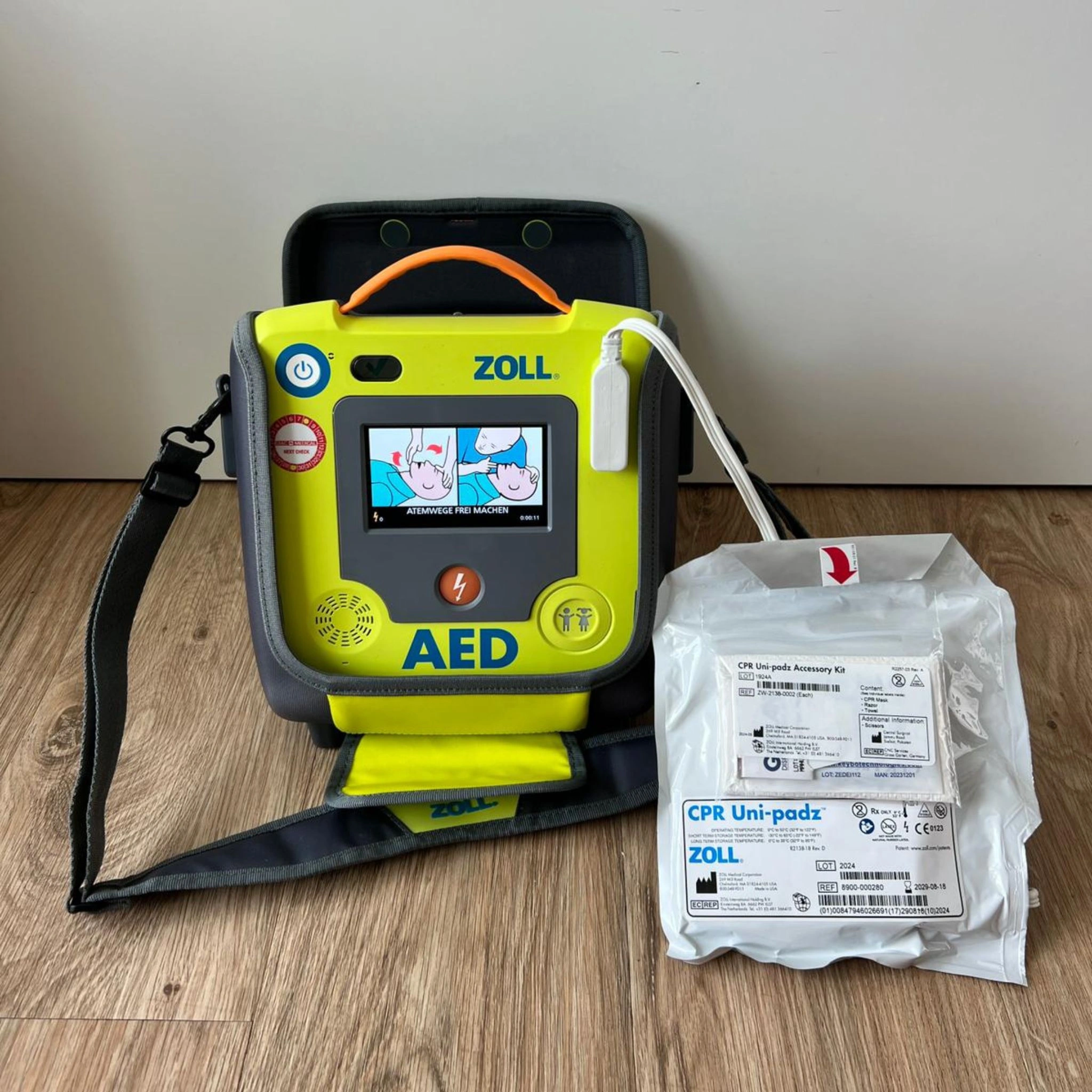 Medifactum-Berlin_Halbautomat Defibrillator Zoll AED 3_2