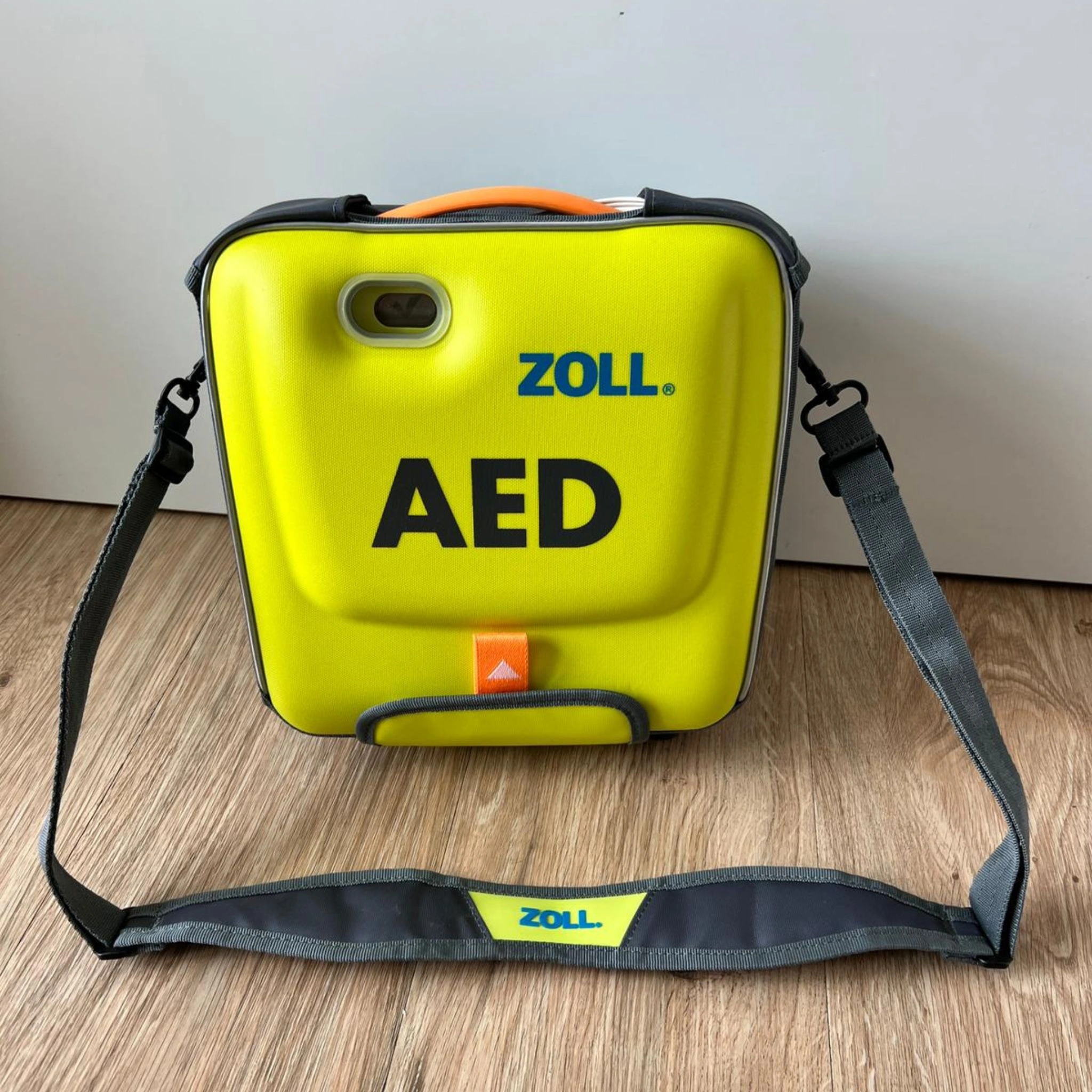 Medifactum-Berlin_Halbautomat Defibrillator Zoll AED 3_4